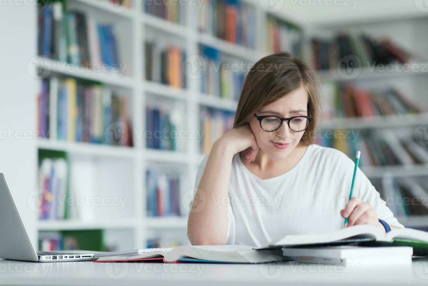 aluna estuda na biblioteca da escola foto