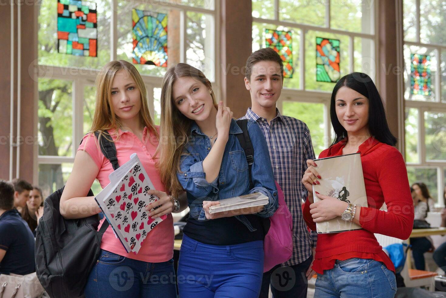 grupo de adolescentes felizes na escola foto