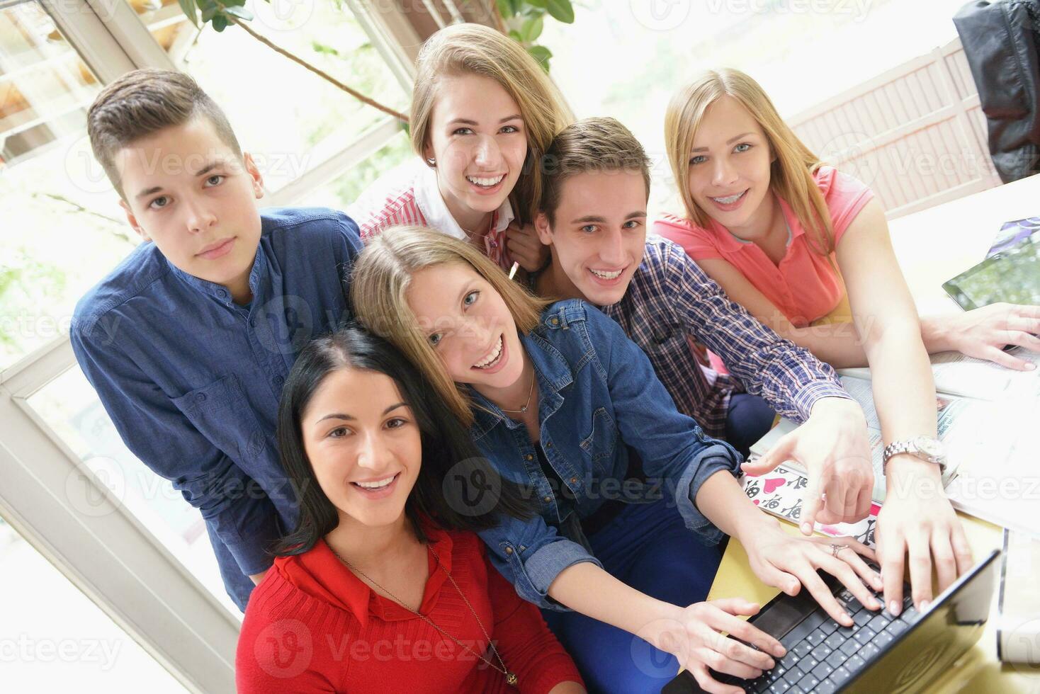 grupo de adolescentes felizes na escola foto