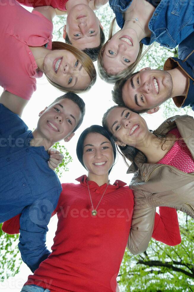 jovens amigos juntos ao ar livre no parque foto