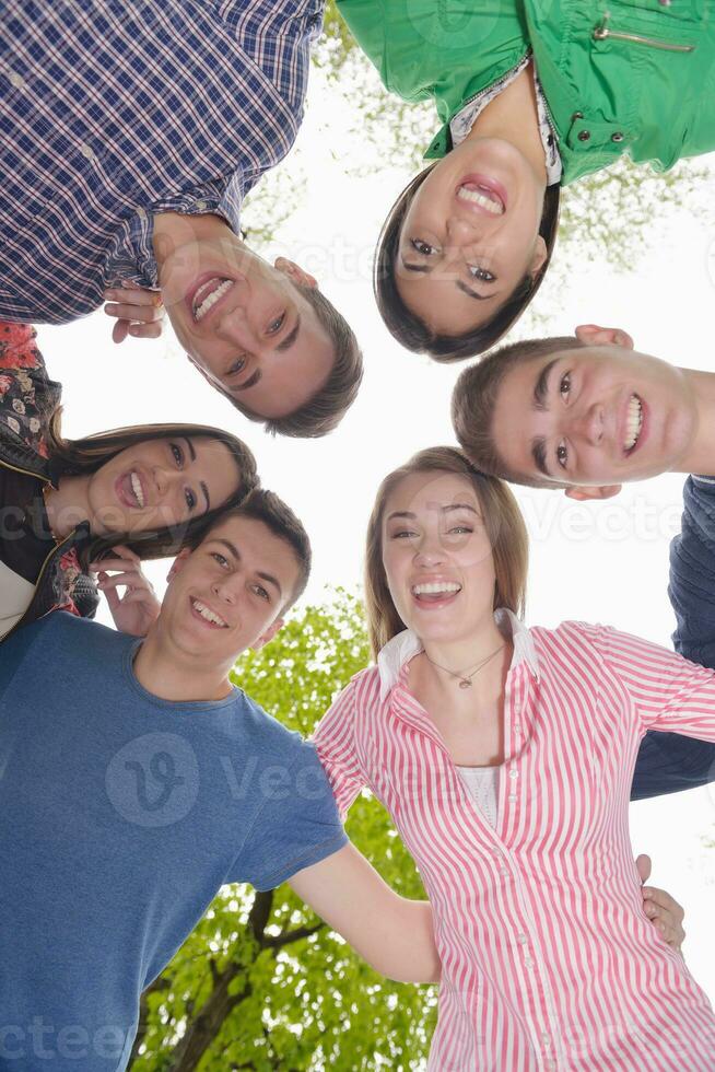 jovens amigos juntos ao ar livre no parque foto