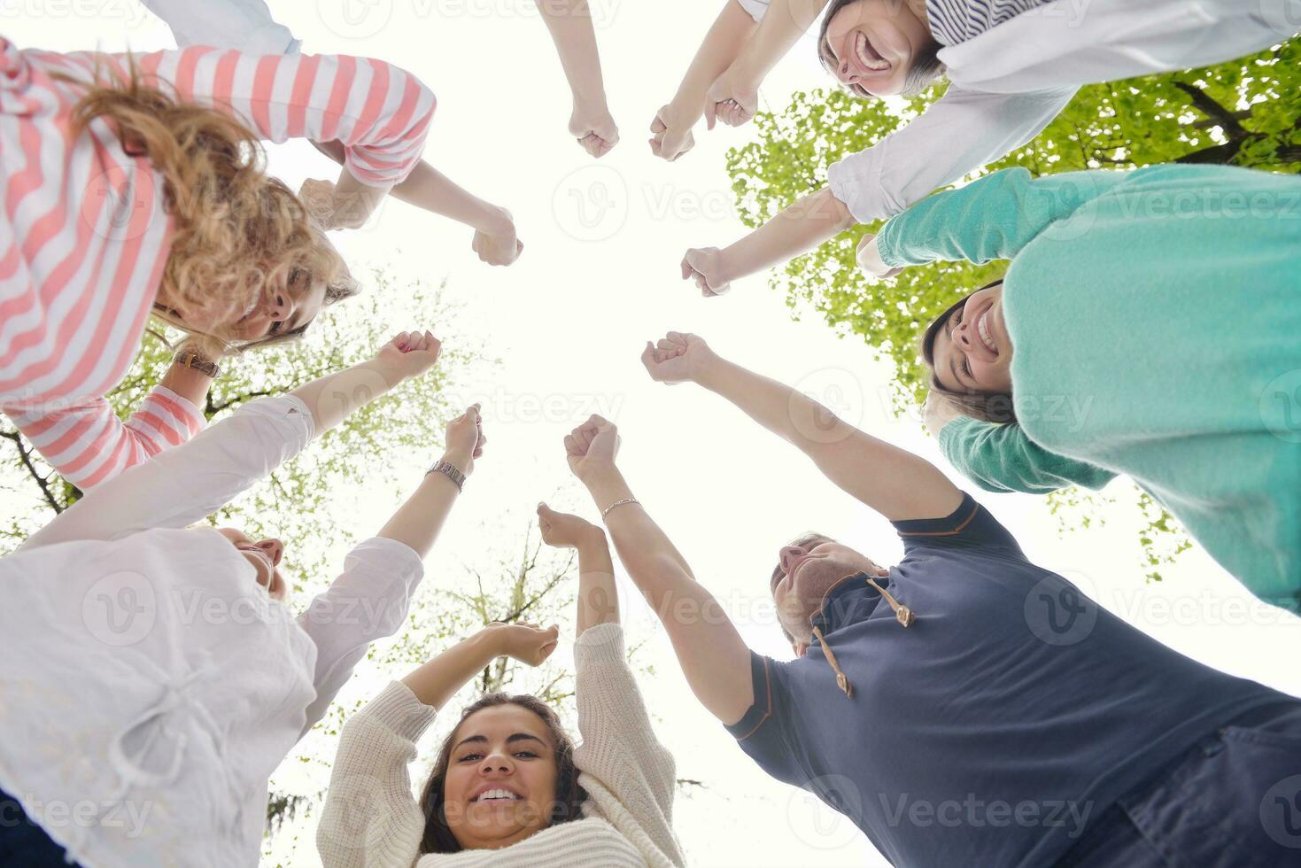 jovens amigos juntos ao ar livre no parque foto