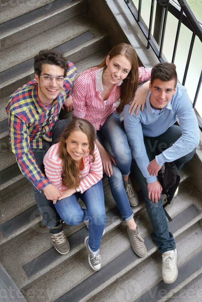 grupo de adolescentes felizes na escola foto