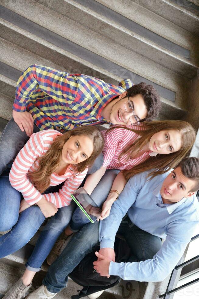 grupo de adolescentes felizes na escola foto