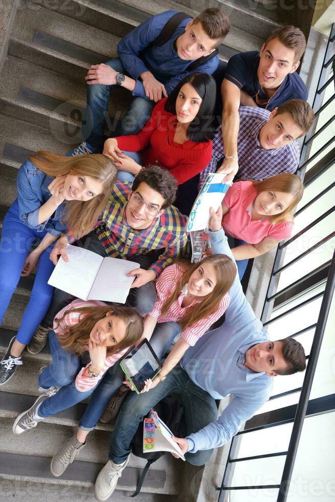 grupo de adolescentes felizes na escola foto
