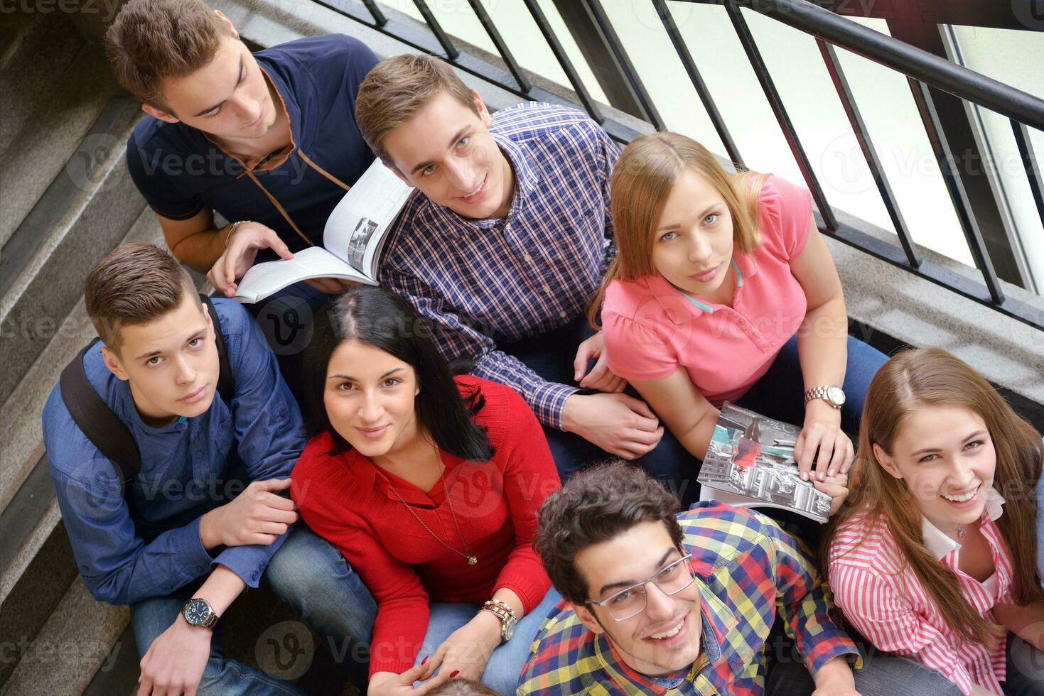 grupo de adolescentes felizes na escola foto