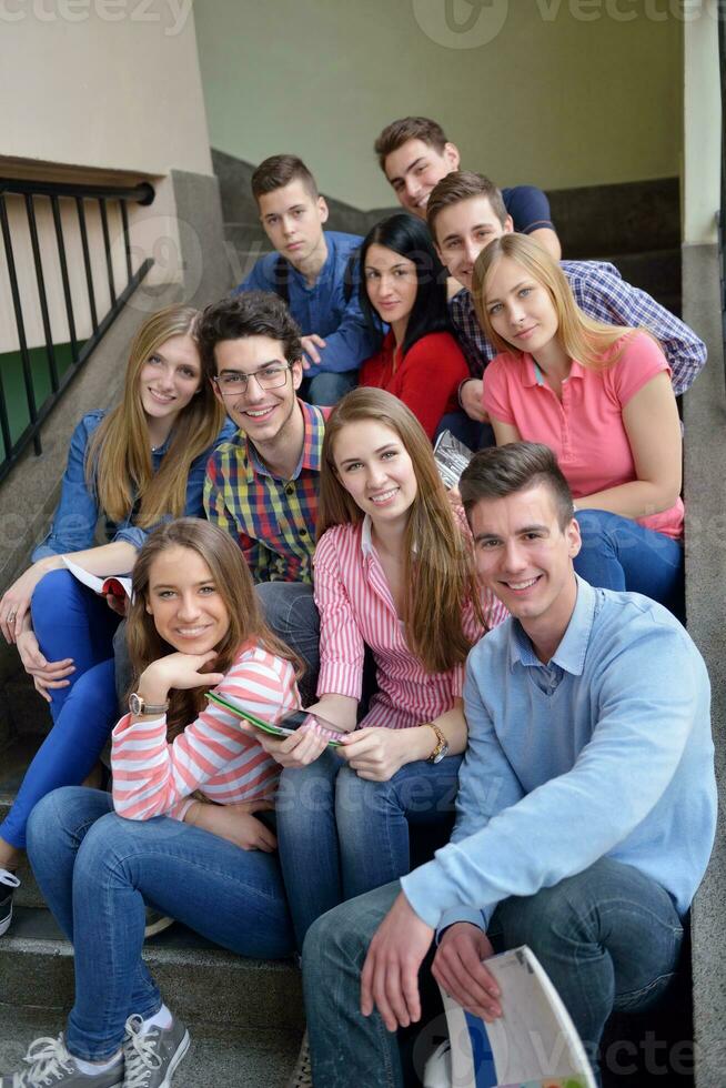 grupo de adolescentes felizes na escola foto