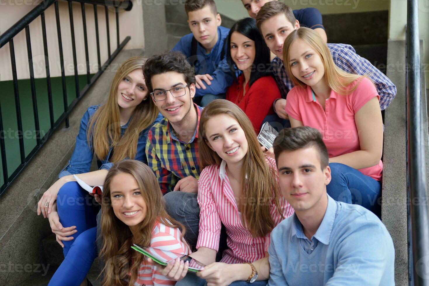 grupo de adolescentes felizes na escola foto