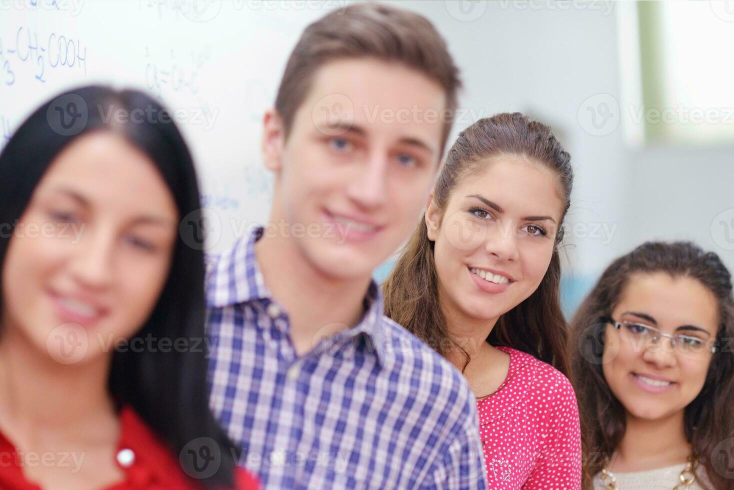 grupo de adolescentes felizes na escola foto