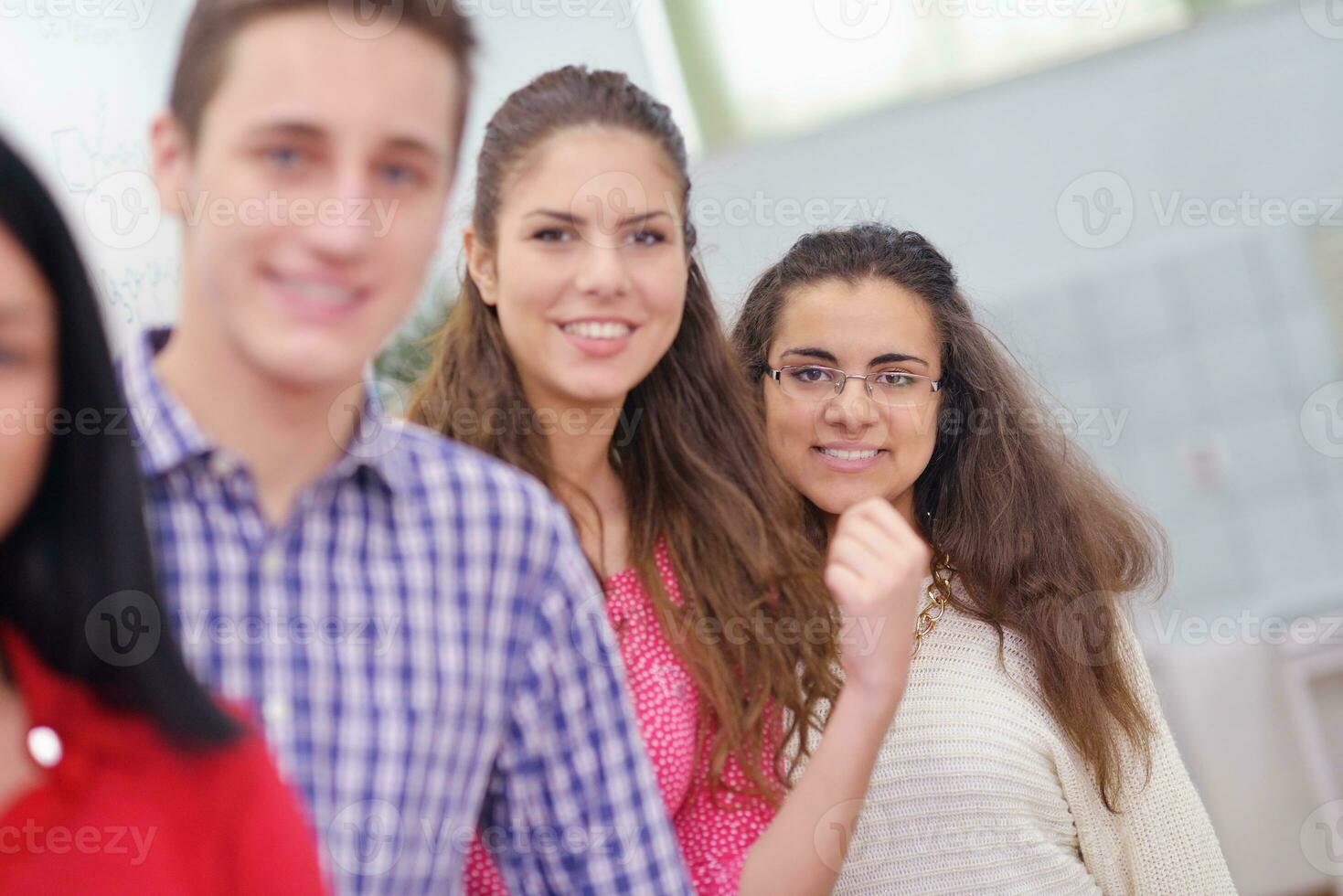 grupo de adolescentes felizes na escola foto