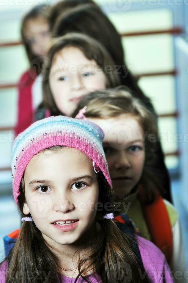 grupo de crianças felizes na escola foto