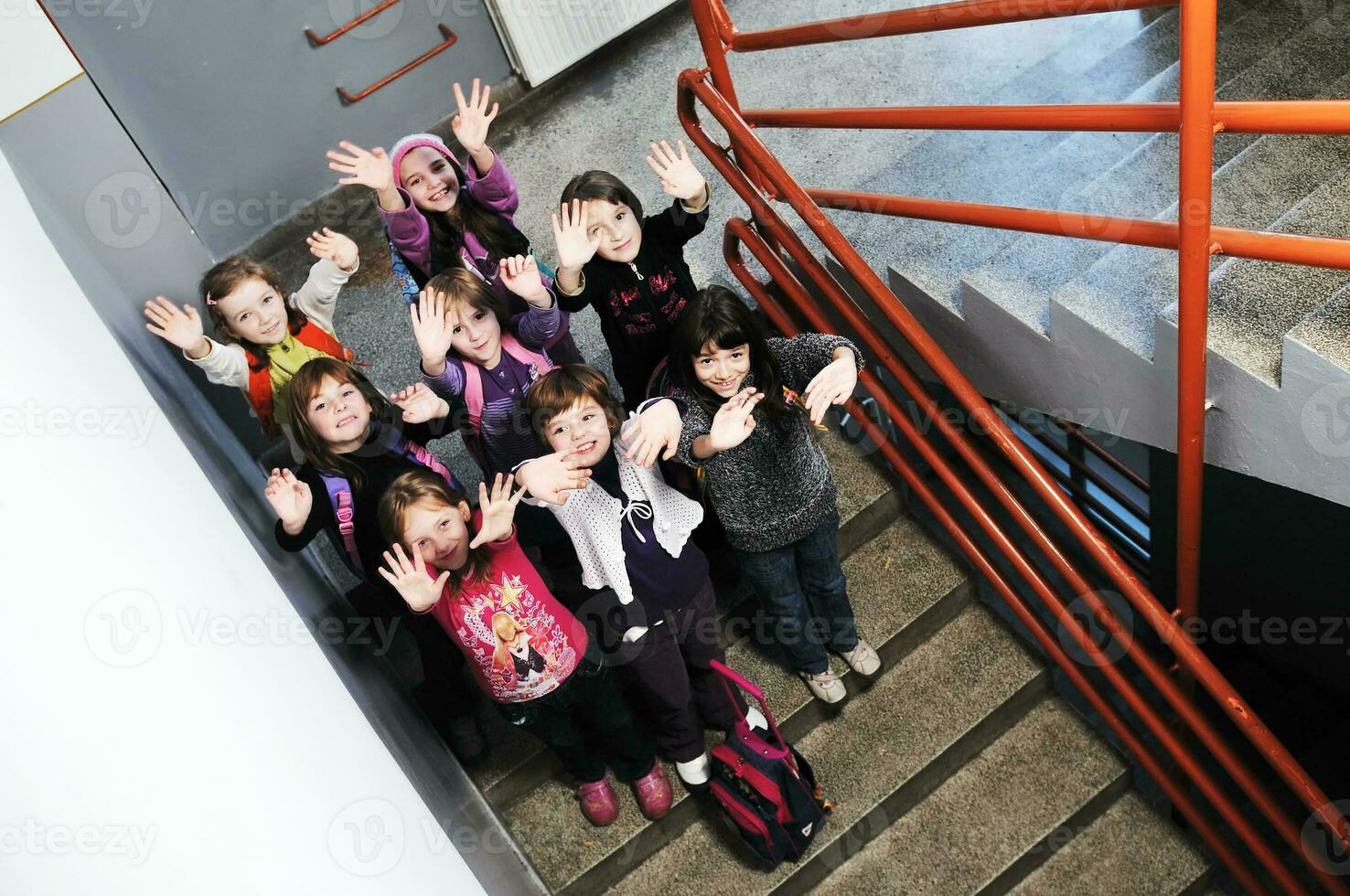 grupo de crianças felizes na escola foto