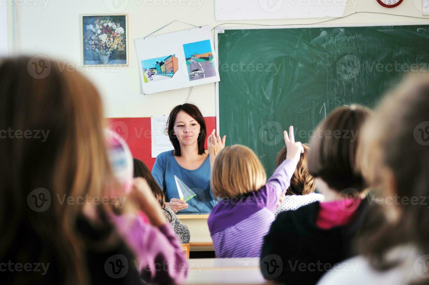 crianças felizes com professor na sala de aula da escola foto