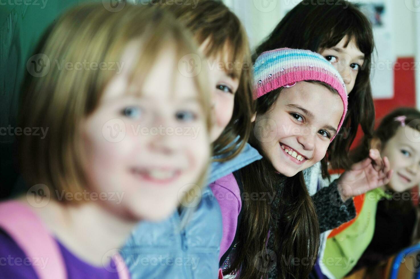 grupo de crianças felizes na escola foto