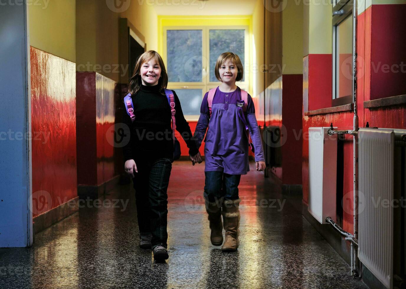 grupo de crianças felizes na escola foto