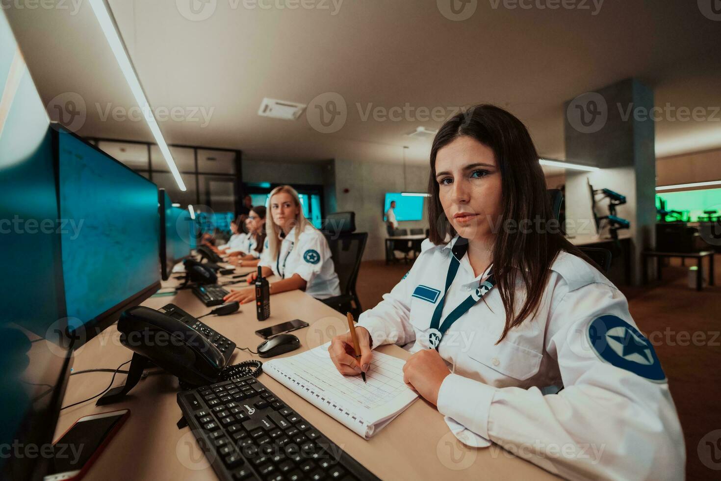 grupo do fêmea segurança operadores trabalhando dentro uma dados sistema ao controle quarto técnico operadores trabalhando às posto de trabalho com múltiplo exibe, segurança guardas trabalhando em múltiplo monitores dentro vigilante foto