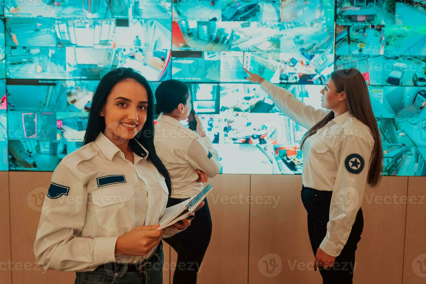 grupo do fêmea segurança operadores trabalhando dentro uma dados sistema ao controle quarto técnico operadores trabalhando às posto de trabalho com múltiplo exibe, segurança guardas trabalhando em múltiplo monitores dentro vigilante foto