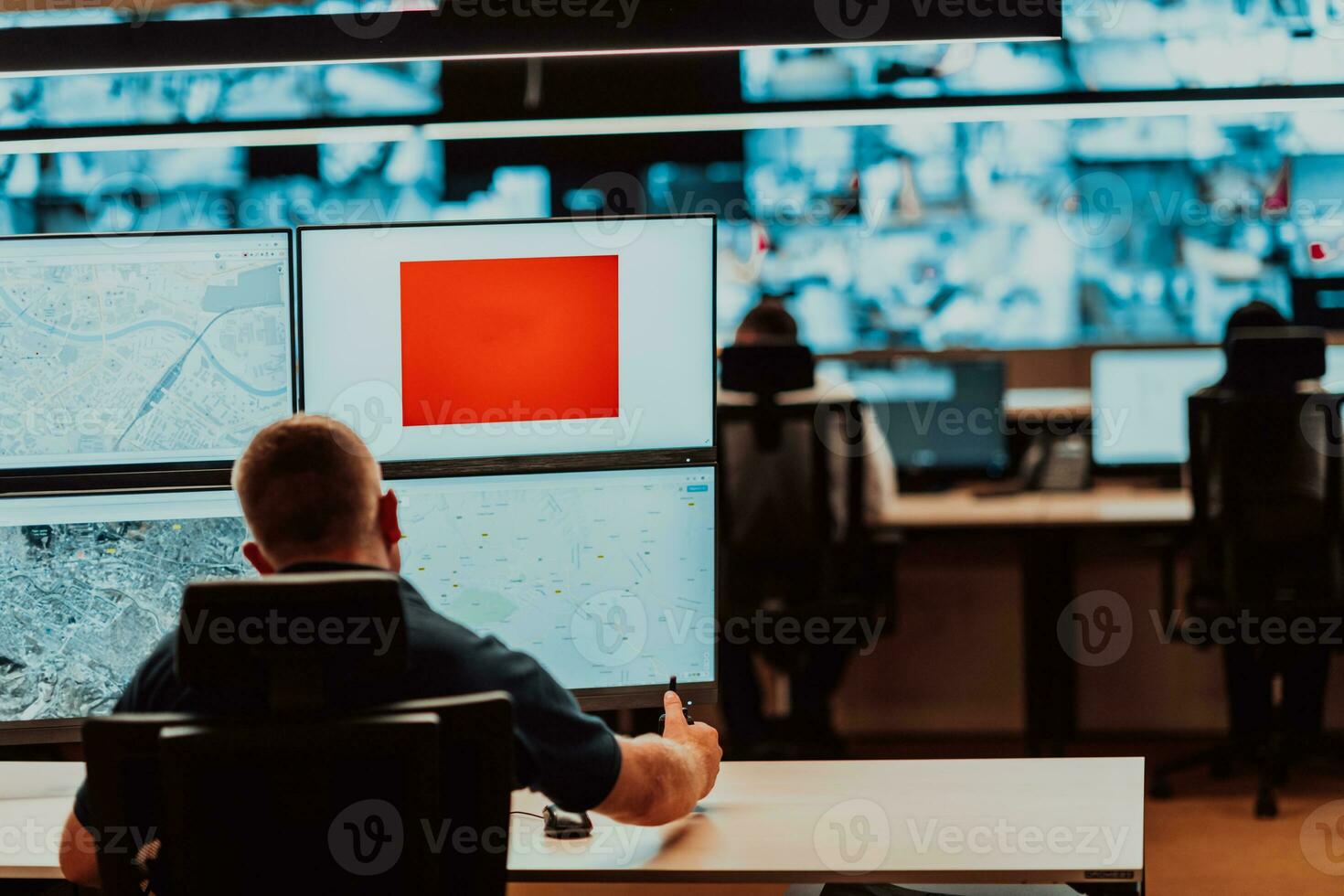 masculino segurança operador trabalhando dentro uma dados sistema ao controle quarto escritórios técnico operador trabalhando às posto de trabalho com múltiplo exibe, segurança guarda trabalhando em múltiplo monitores masculino computador ópera foto