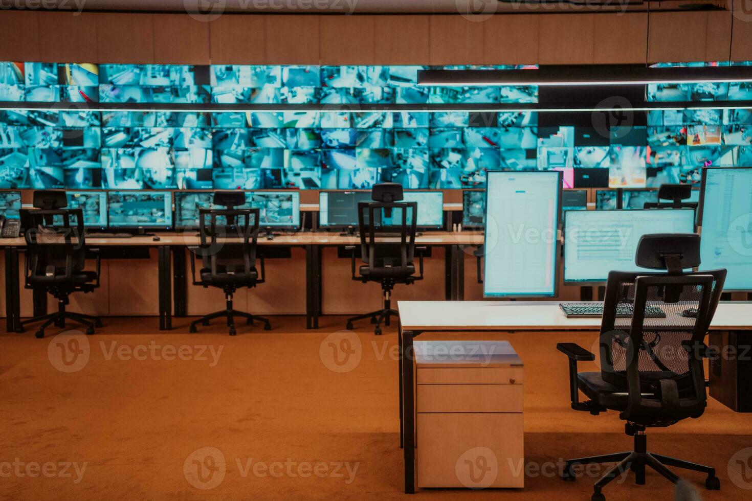 esvaziar interior do grande moderno segurança sistema ao controle sala, posto de trabalho com múltiplo exibe, monitoramento quarto com às segurança dados Centro esvaziar escritório, mesa, e cadeiras às uma a Principal cctv segurança dados foto