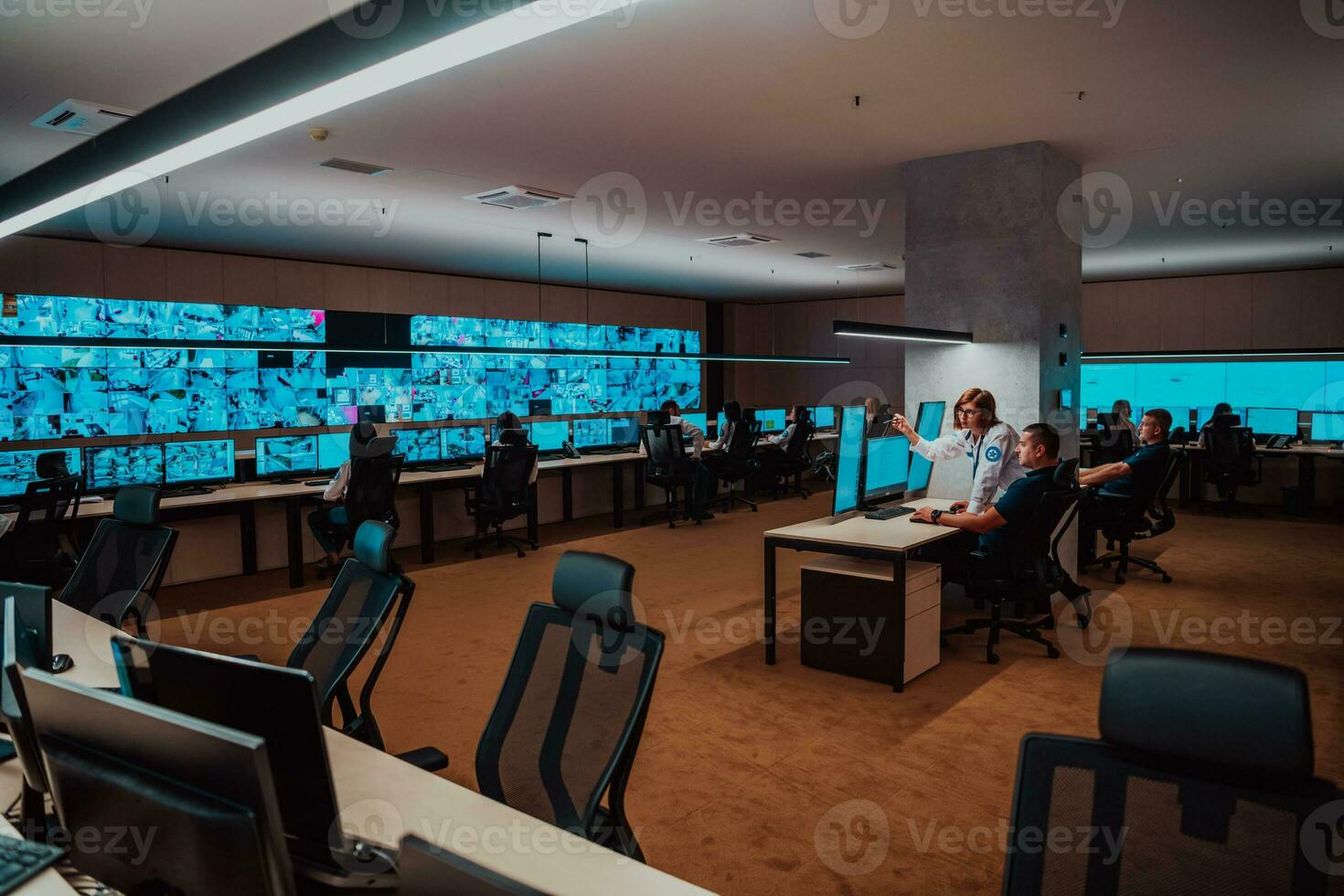 grupo do segurança dados Centro operadores trabalhando dentro uma cctv monitoramento quarto olhando em múltiplo monitores oficiais monitoramento múltiplo telas para suspeito Atividades equipe trabalhando em a sistema controle foto