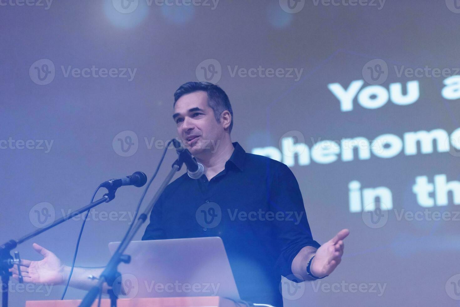 empresário dando apresentações na sala de conferências foto