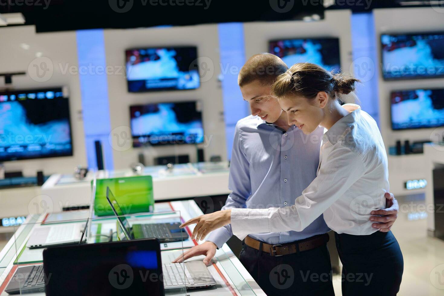 jovem casal na loja de eletrônicos de consumo foto