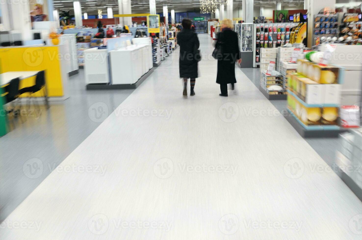 jovem mulher às compras foto