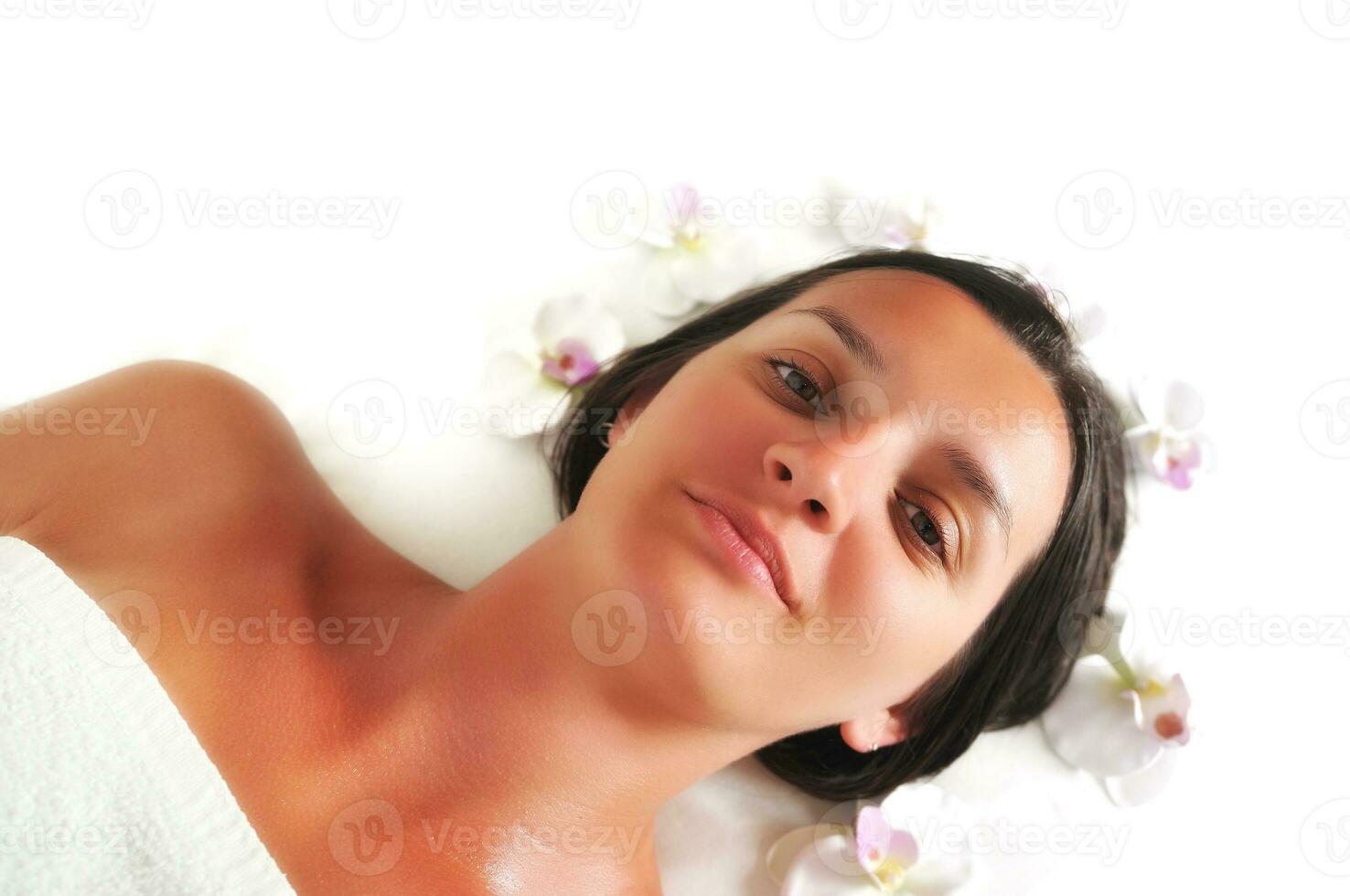 mulher bonita tem massagem no spa e centro de bem-estar foto