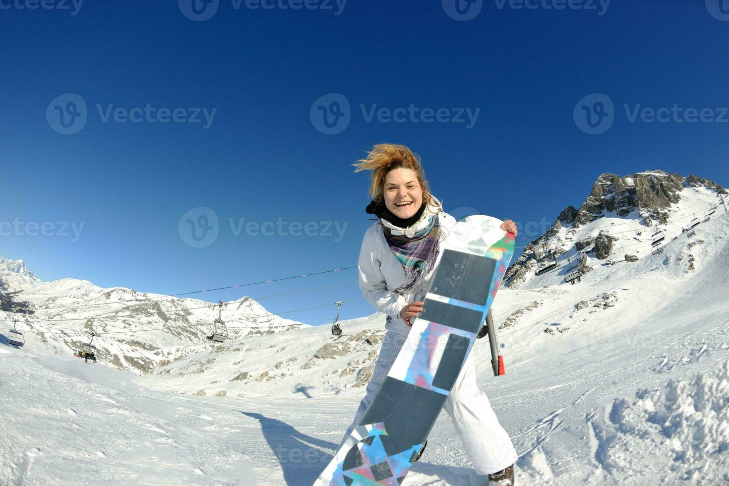 esqui na neve fresca na temporada de inverno em lindo dia ensolarado foto