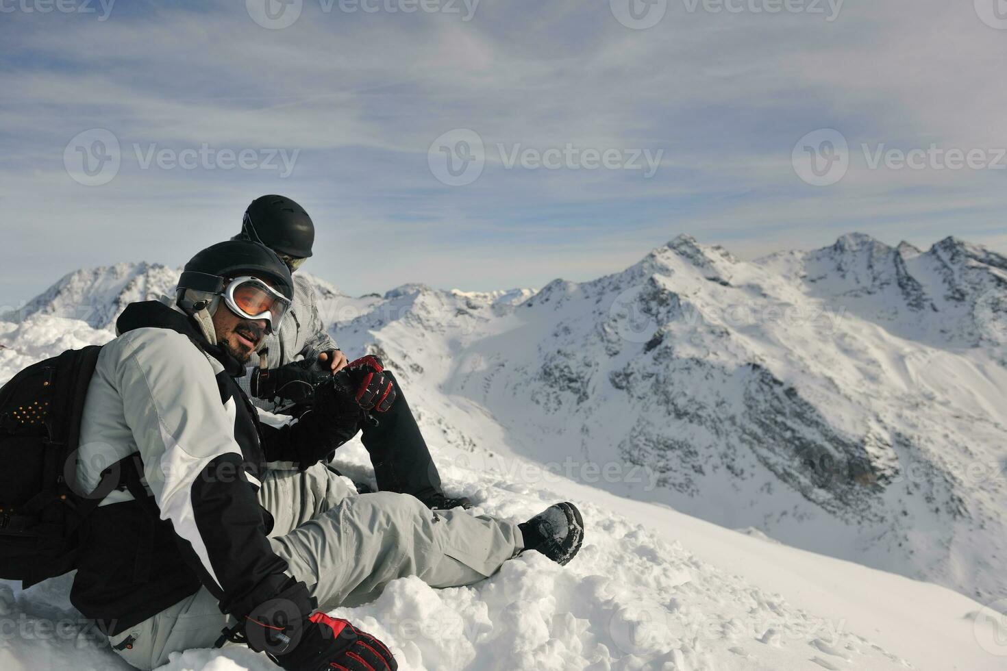 grupo de pessoas na neve na temporada de inverno foto