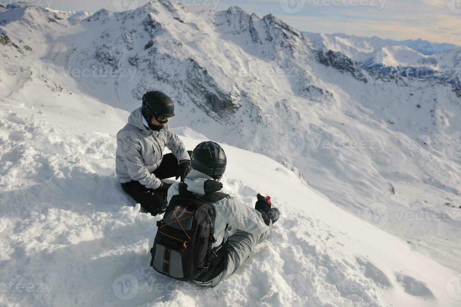 grupo de pessoas na neve na temporada de inverno foto