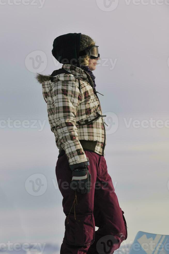 feliz mulher em ensolarado inverno dia foto