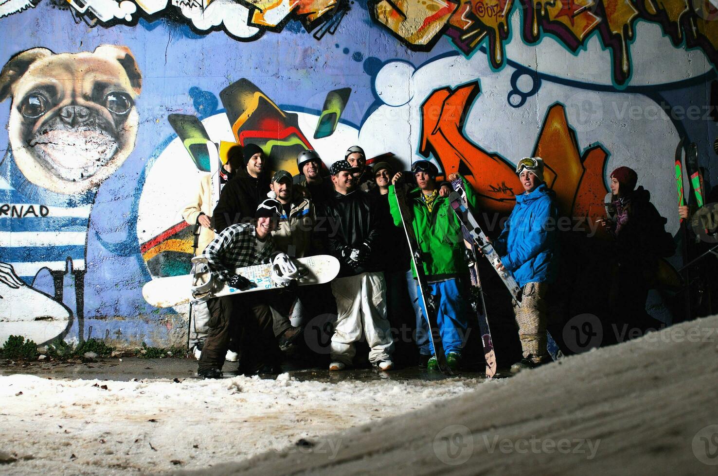 grupo do esquiadores em pé contra fundo foto