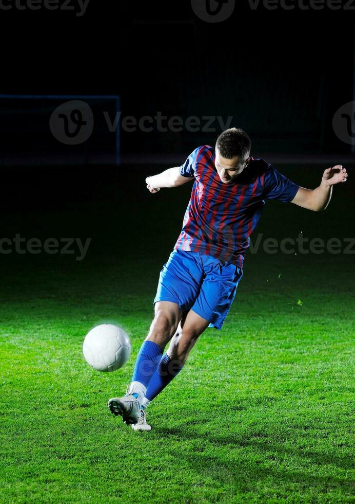 jogador de futebol em ação foto