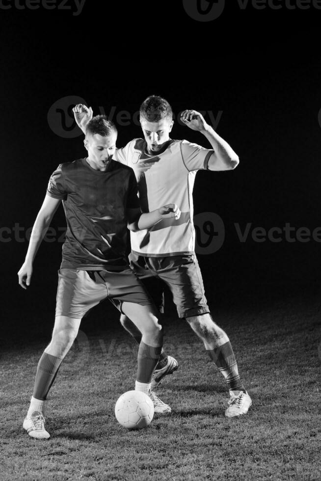 jogadores de futebol na competição pela bola foto