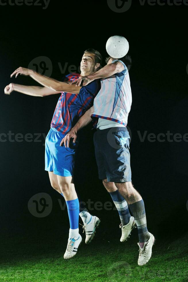 jogadores de futebol na competição pela bola foto