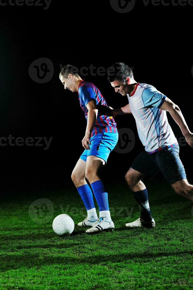 jogadores de futebol na competição pela bola foto