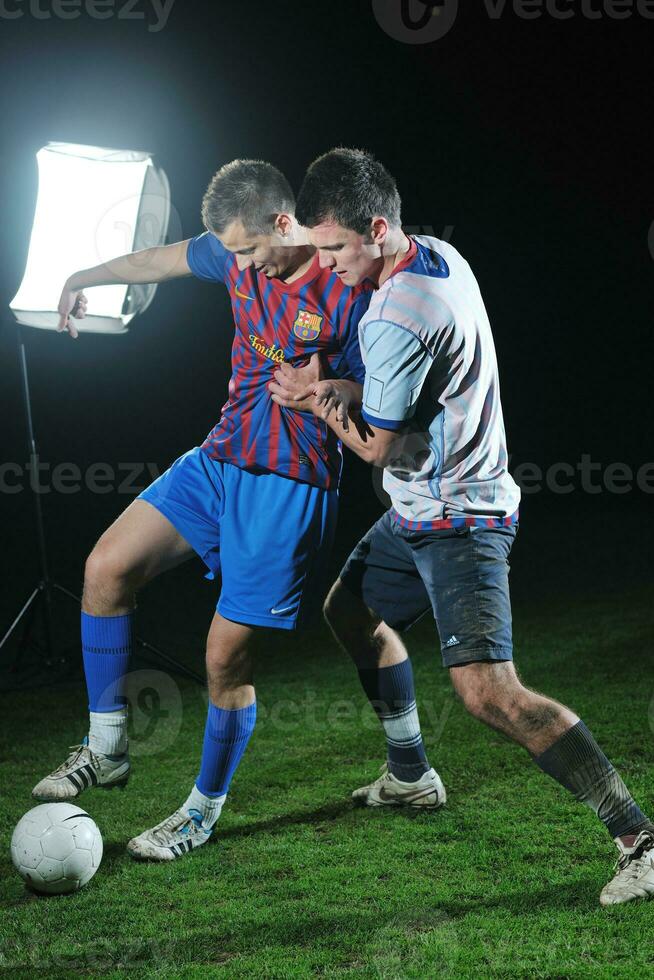 jogadores de futebol na competição pela bola foto