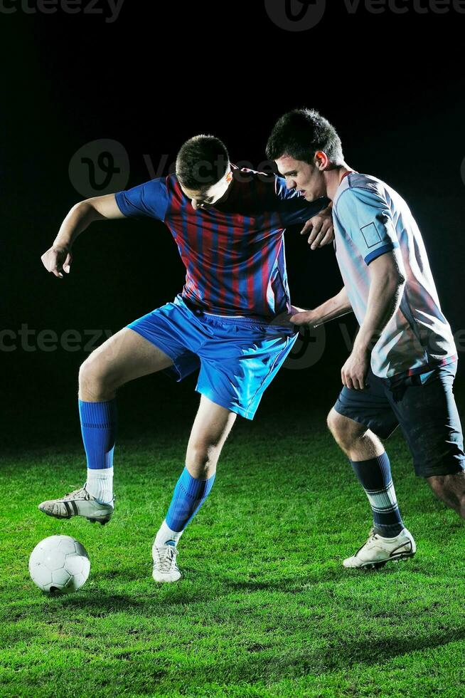 jogadores de futebol na competição pela bola foto