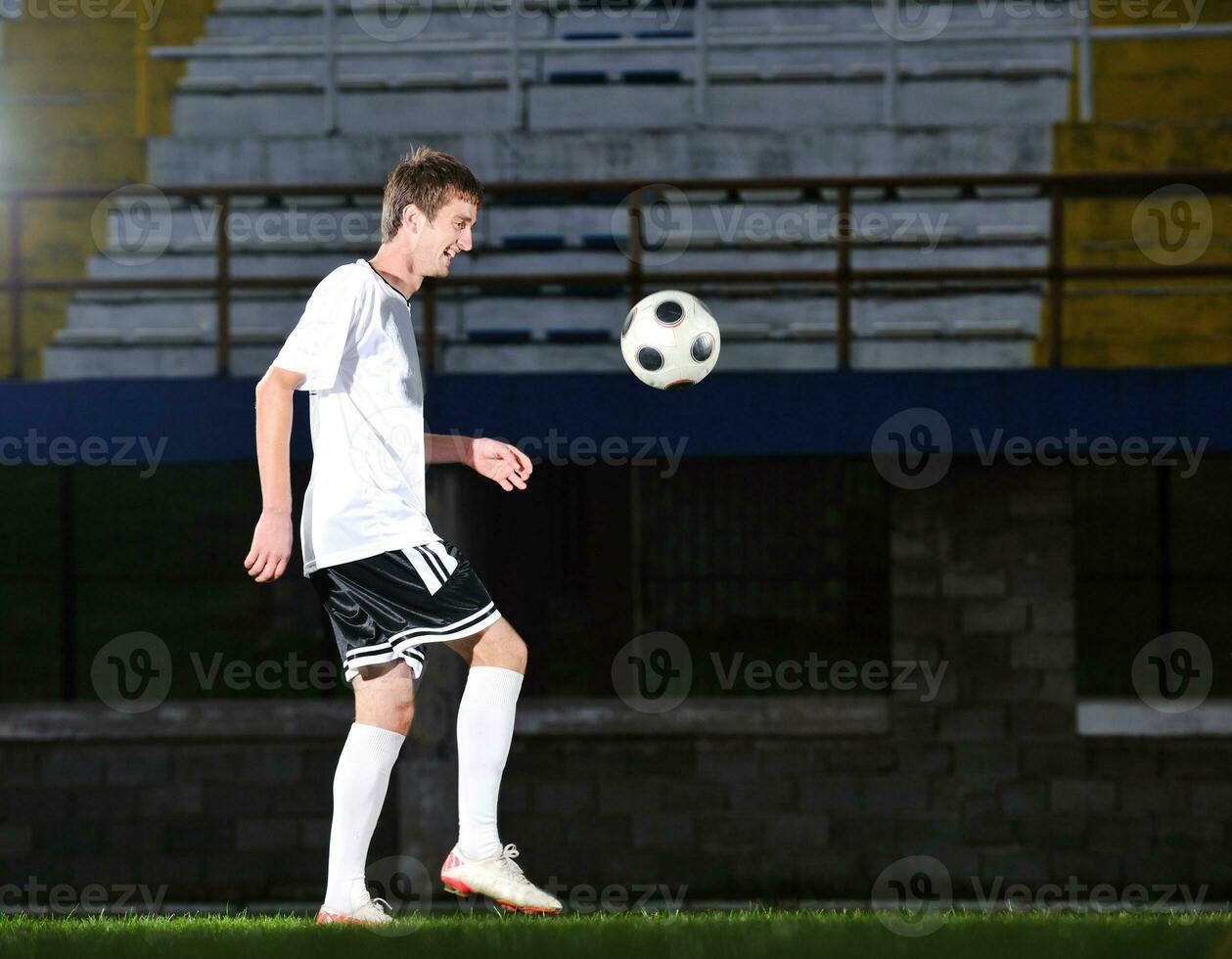 jogador de futebol em ação foto