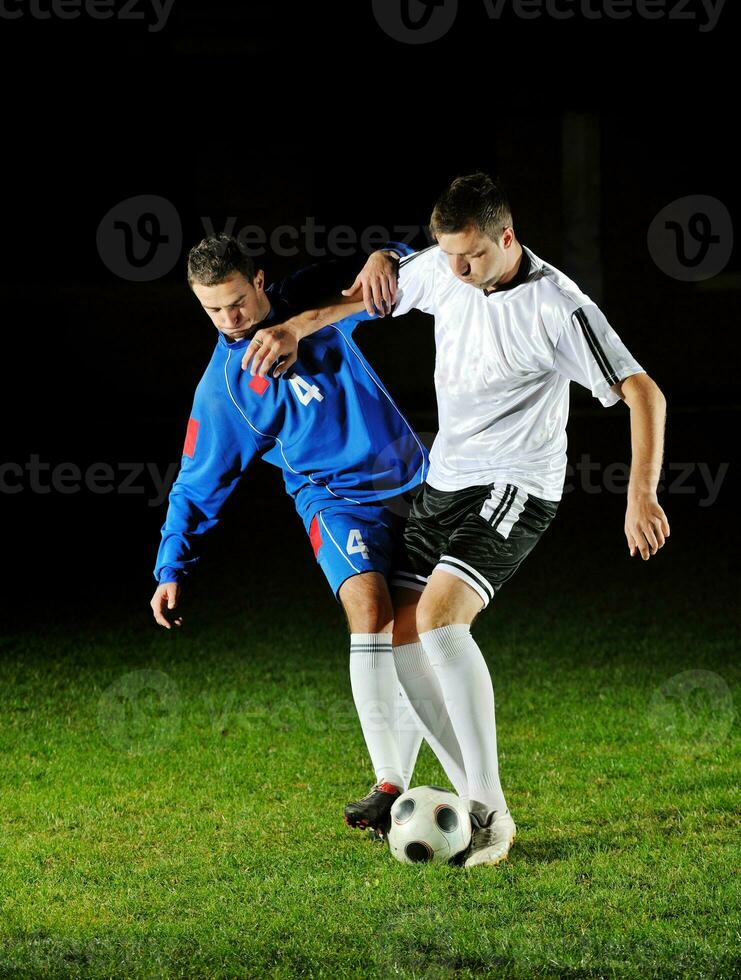 jogadores de futebol em ação para a bola foto
