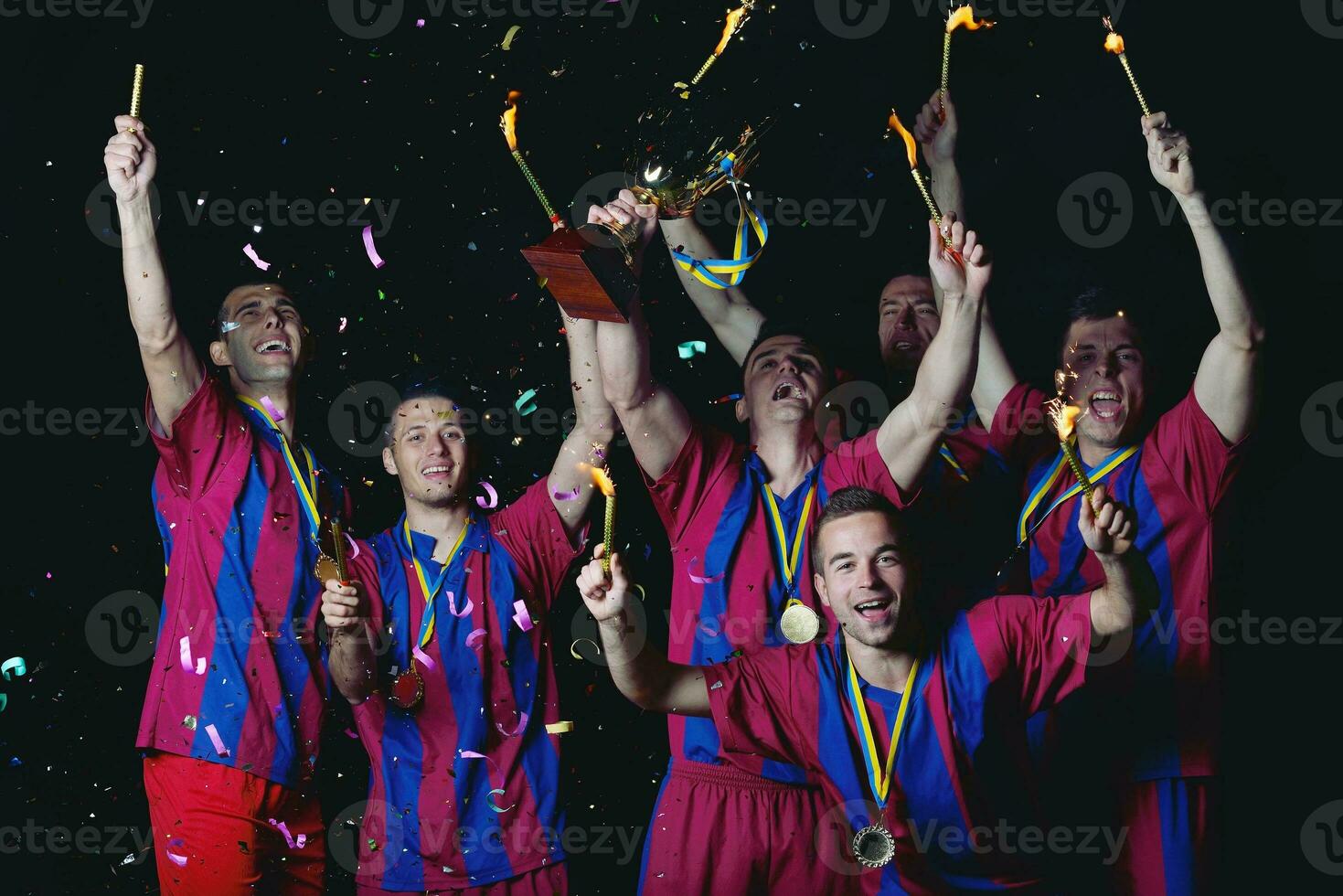 jogadores de futebol comemorando a vitória foto