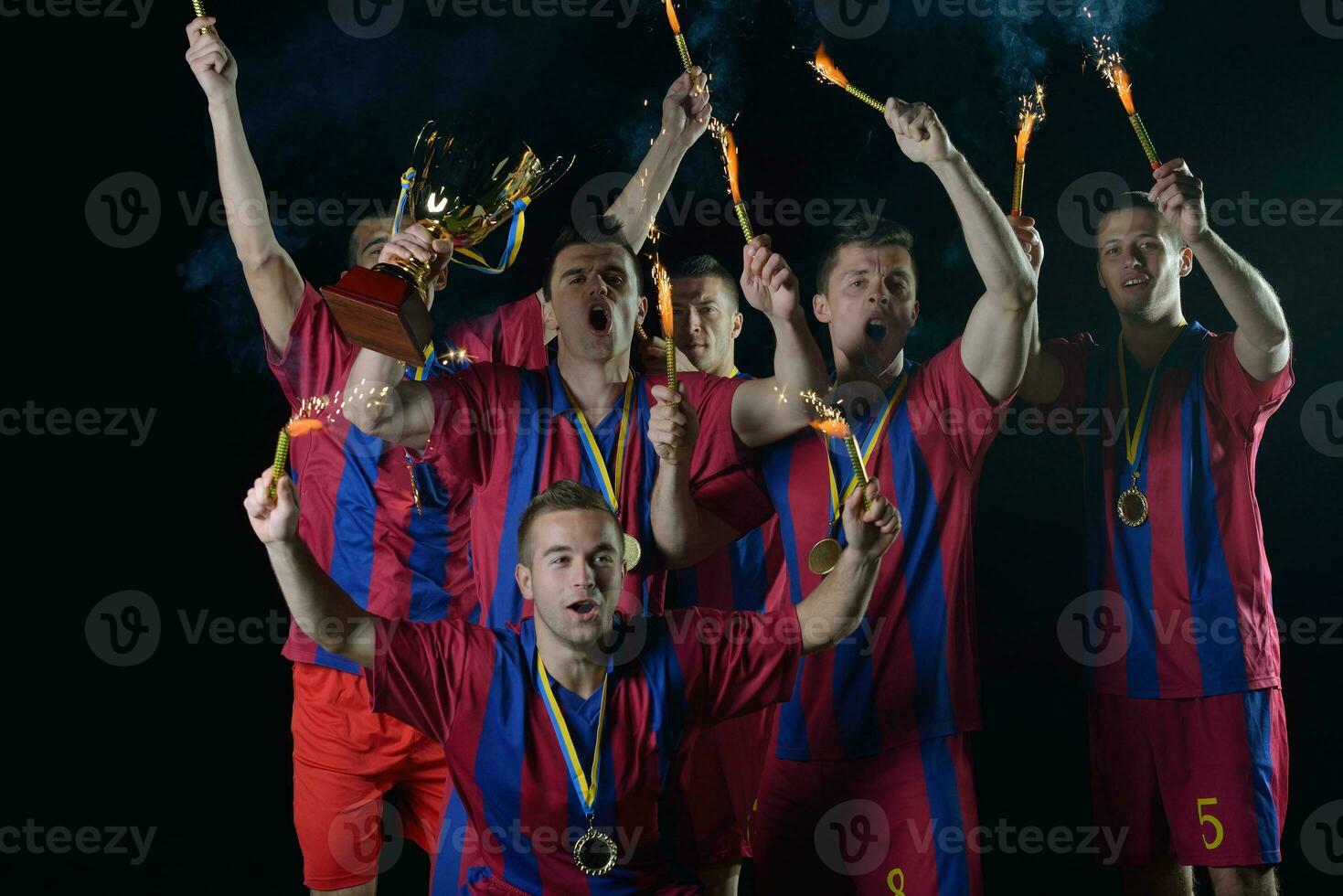 jogadores de futebol comemorando a vitória foto