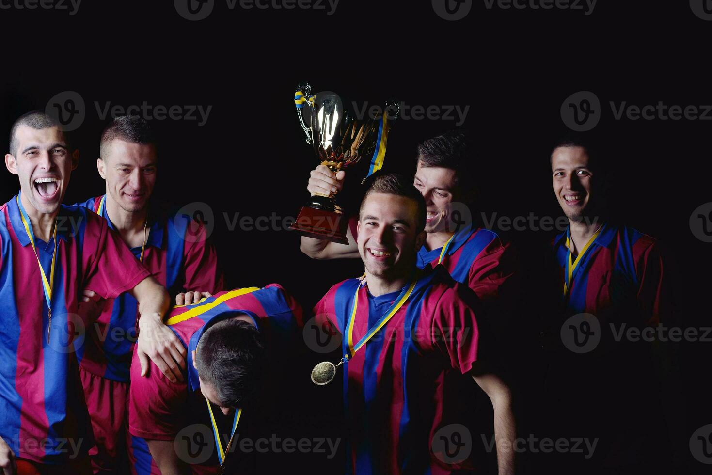 jogadores de futebol comemorando a vitória foto