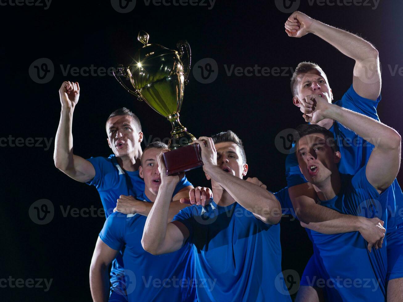 jogadores de futebol comemorando a vitória foto