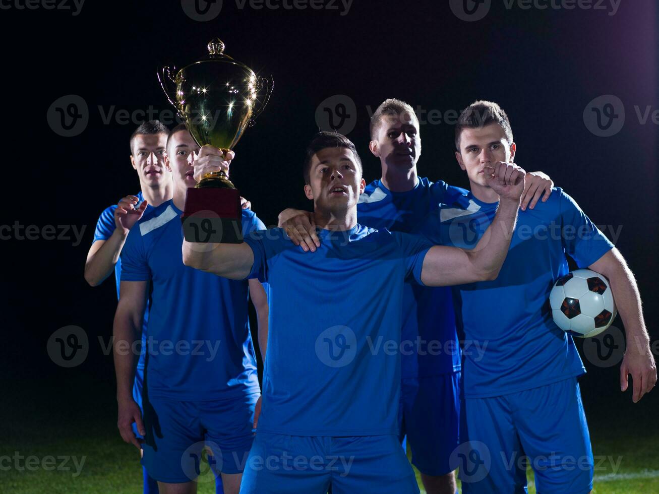 jogadores de futebol comemorando a vitória foto