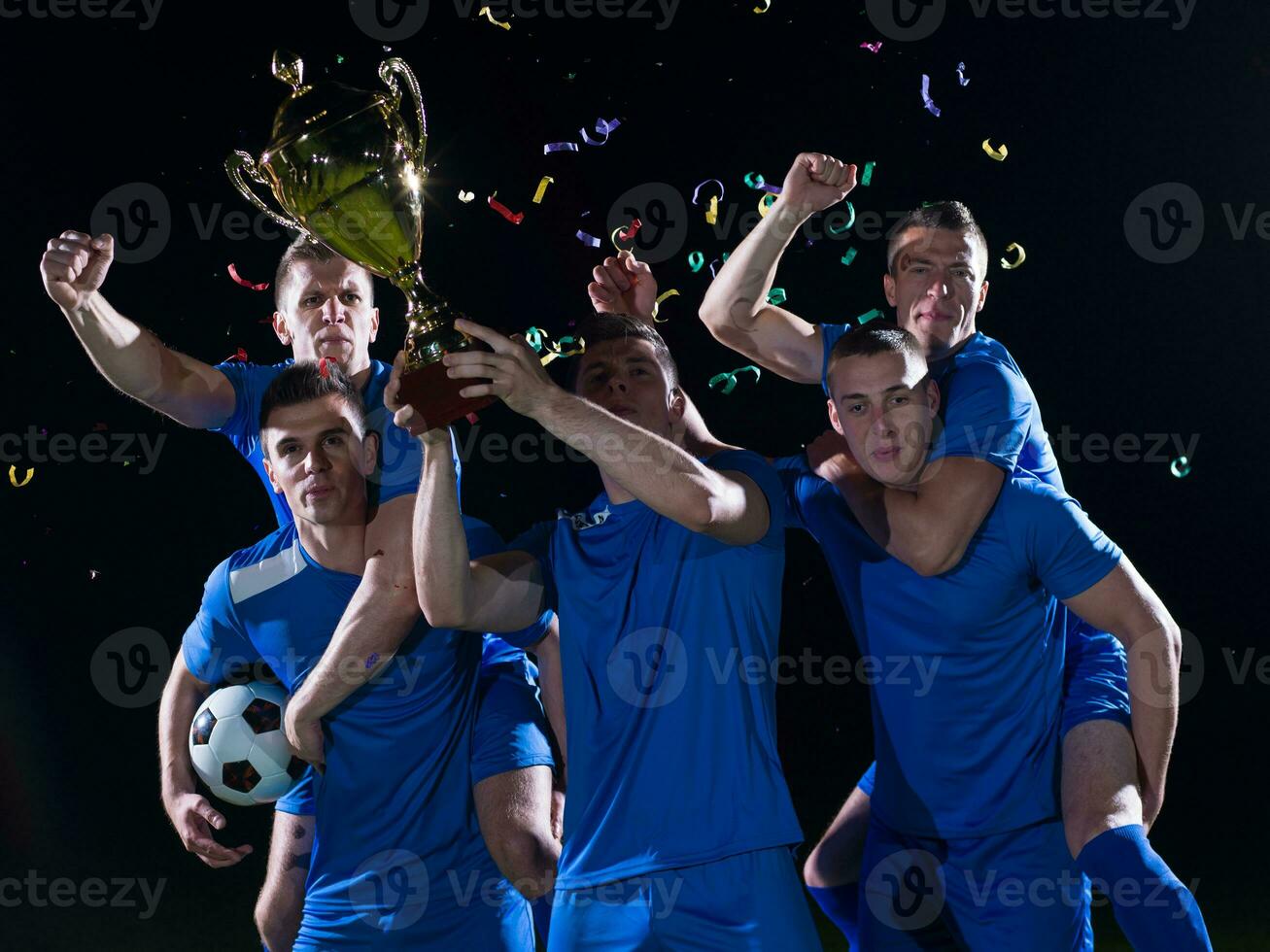 jogadores de futebol comemorando a vitória foto