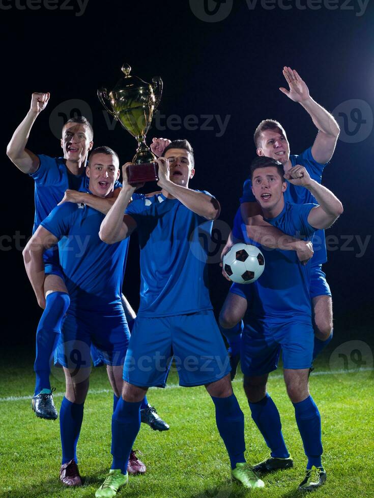 jogadores de futebol comemorando a vitória foto