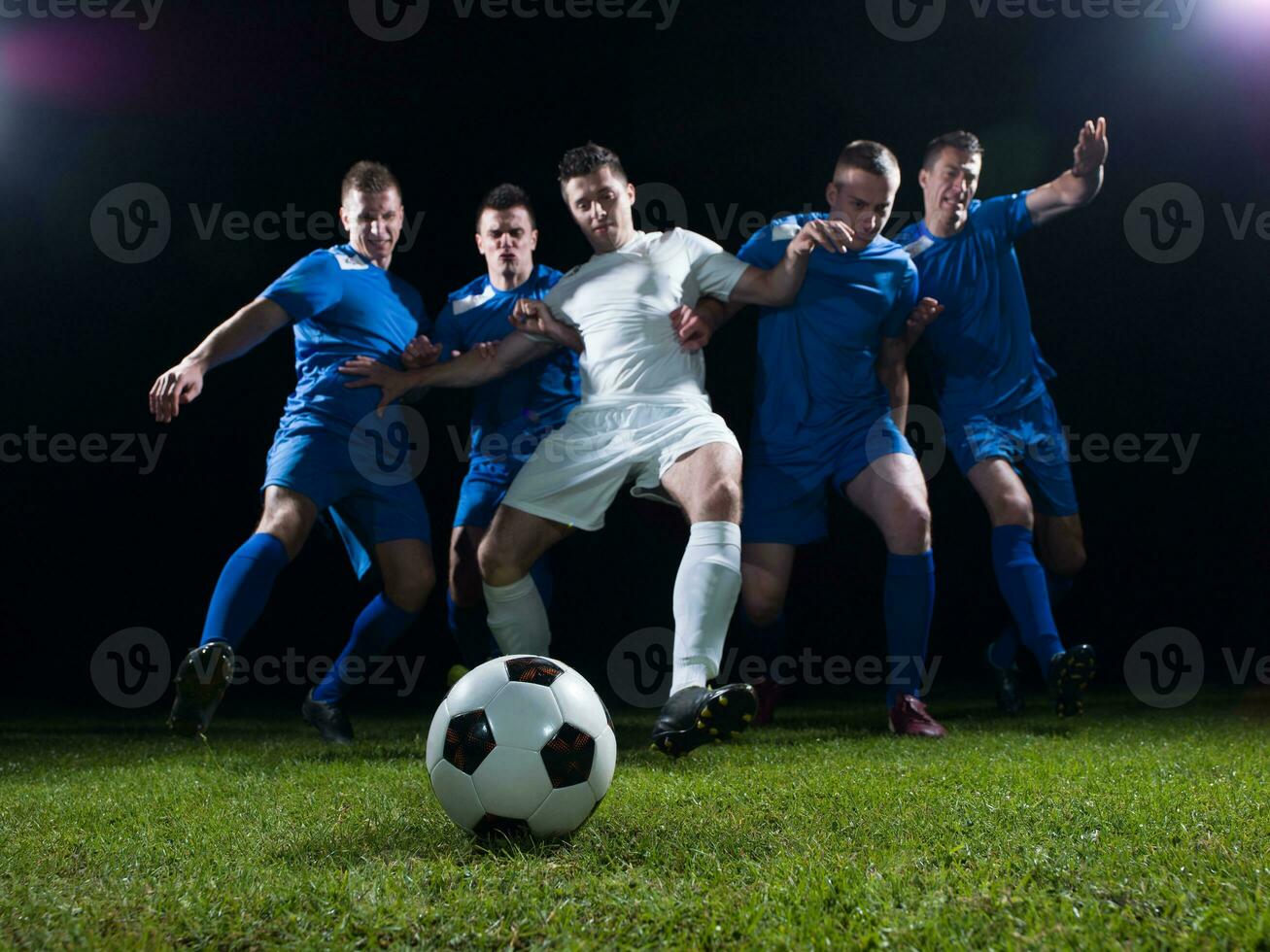 duelo de jogadores de futebol foto