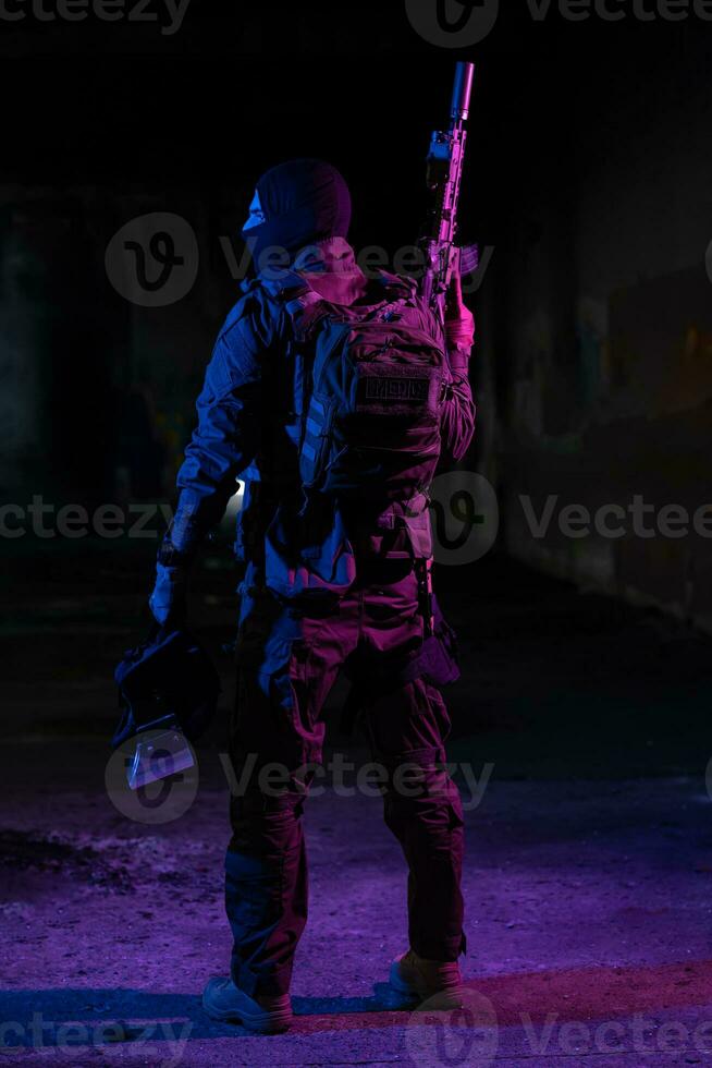 exército soldado dentro combate uniformes com a assalto rifle e combate capacete noite missão Sombrio fundo. azul e roxa gel luz efeito. foto